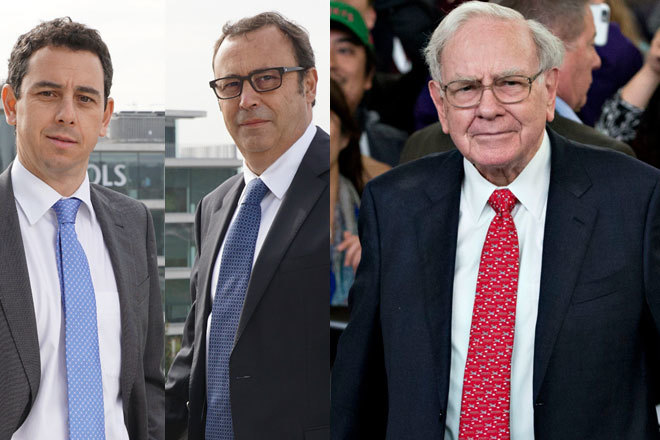 De izquierda a derecha: los consejeros delegados de Grifols, Víctor Grifols Deu y Raimon Grifols Roura, y Warren Buffett.