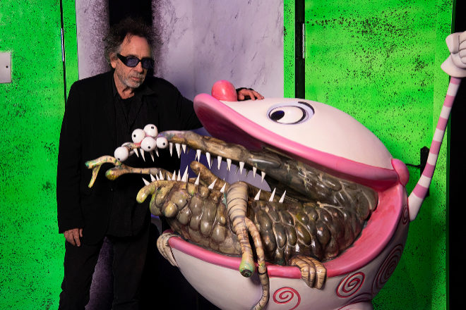 El artista, con Monster Ball, uno de sus personajes inéditos fabricado por los maestros falleros Santaeulalia para la exhibición 'Tim Burton, el laberinto', en Madrid.