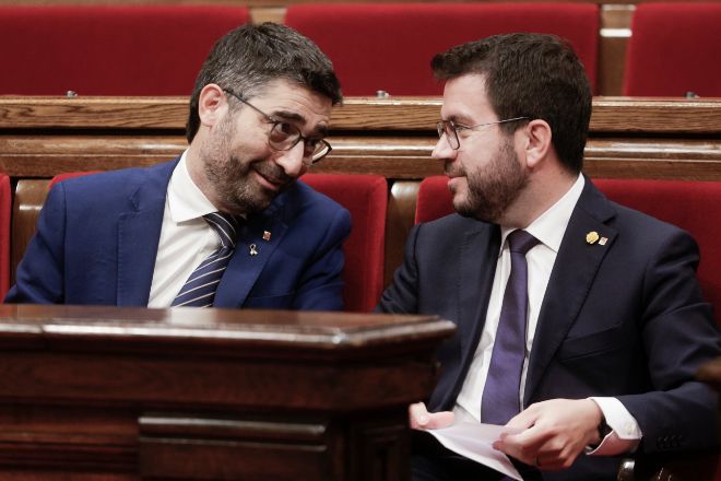 El presidente de la Generaliat, Pere Aragonès (d), conversa con Jordi Puigneró.