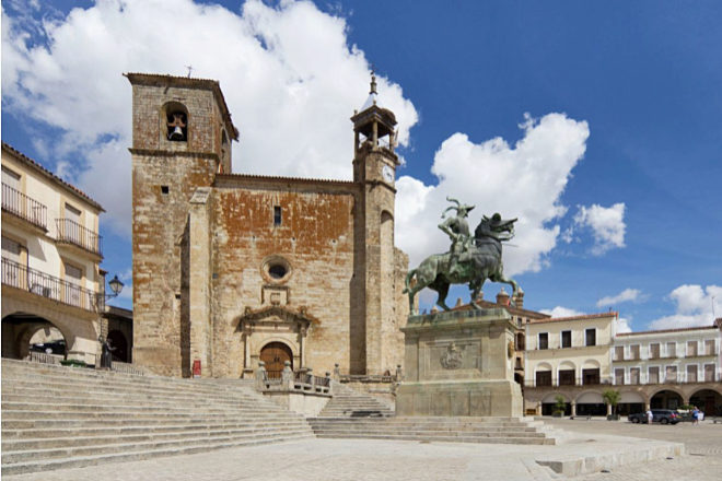 La Plaza Mayor de Trujillo est presidida por una gran estatua de Francisco Pizarro.