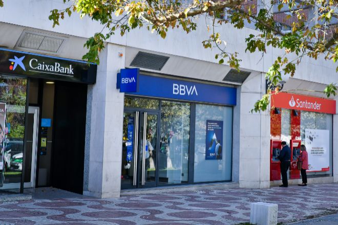 Calle de Madrid con oficinas de bancos.