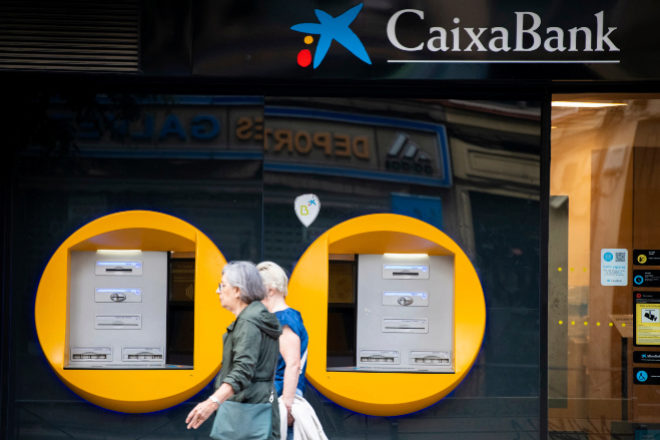 Ofensiva de CaixaBank en fondos: vende 1.700 millones en un mes