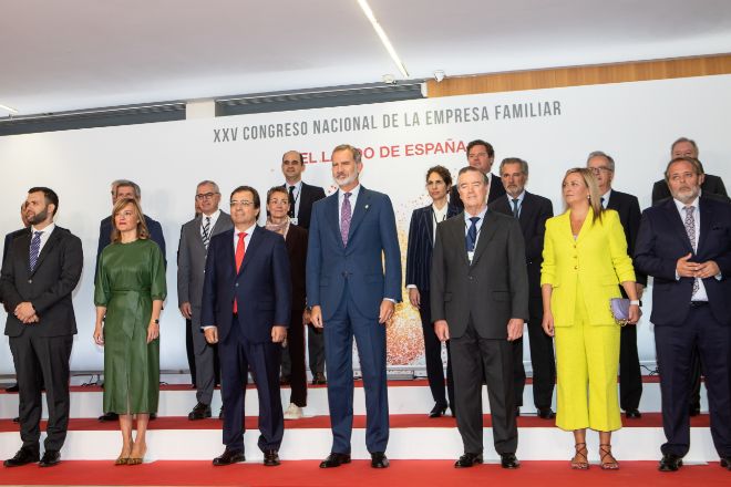 Foto de familia de los asistentes a la inauguración del XXV Congreso Nacional de la;Empresa Familiar, hoy en Cáceres, Extremadura (España).
