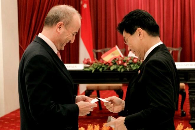 El entonces ministro español de Industria, Miguel Sebastián, se intercambia tarjetas con el ministro de Trabajo, Industria y Comercio de Singapur, Lee Yi Shian, en 2011.