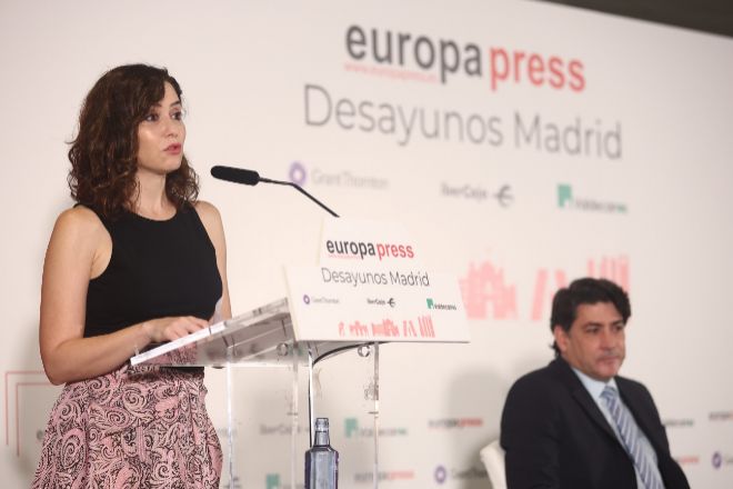 La presidenta de la Comunidad de Madrid, Isabel Díaz Ayuso, hoy con el consejero de Transportes e Infraestructuras de la Comunidad de Madrid.