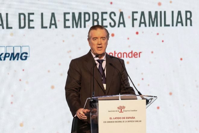 El presidente del Instituto de la Empresa Familiar, Andrés Sendagorta, durante su intervención en el XXV Congreso Nacional de la Empresa Familiar que se celebra en Cáceres (Extremadura).