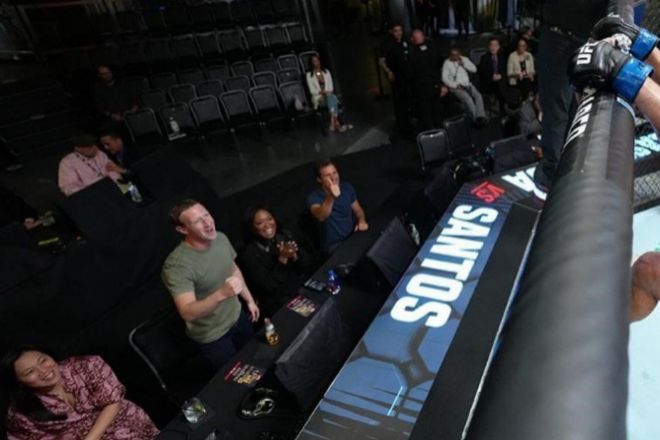 Mark Zuckerberg y su esposa Priscilla Chan disfrutando de la pelea en Las Vegas.