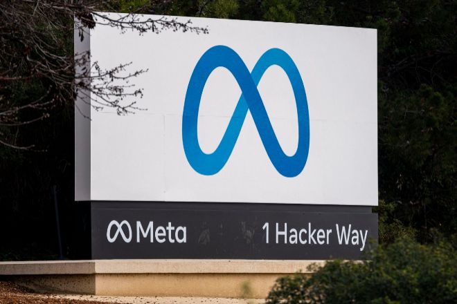 El logo de Meta a las puertas de la sede de la compañía en Menlo Park (California).
