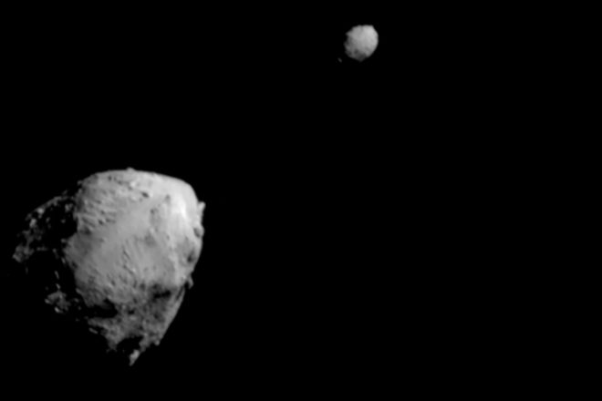 Imagen cedida por la NASA donde se muestra el asteroide Didymos (izq.) y su luna, Dimorphos (dcha.), unos 2,5 minutos antes del impacto de la nave espacial DART.