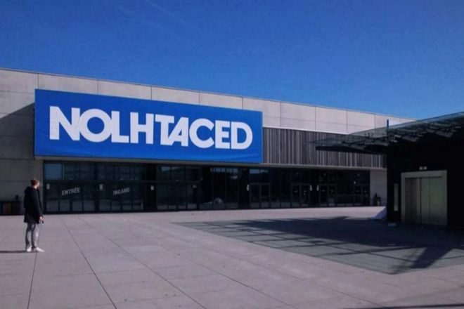 Tienda de Decathlon en Bélgica que ha sido rebautizada como Nolhtaced durante un mes.  Decathlon - cambia nombre - publicidad.