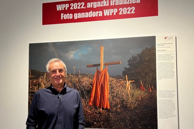 El promotor de la exposición en Vitoria, Paco Valderrama, delante de la fotografía ganadora de la edición 2022.
