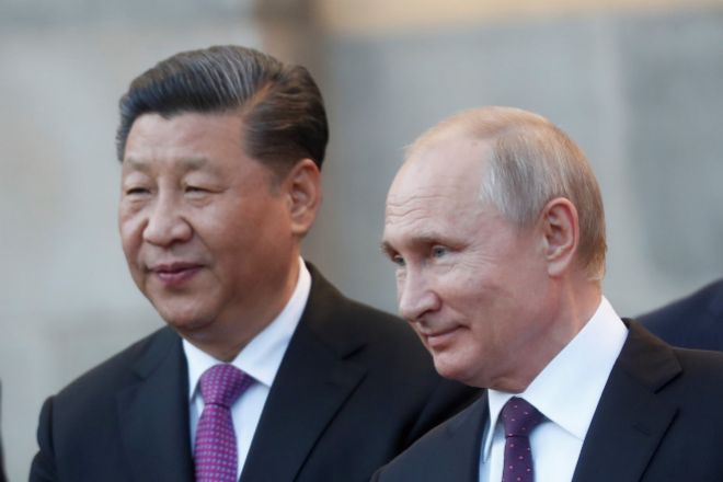 El presidente chino, Xi Jinping, junto a su homólogo ruso, Vladímir Putin.