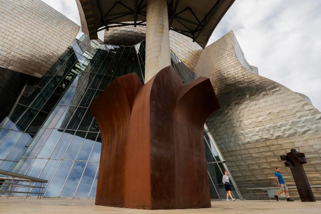 El Museo Guggenheim conmemora sus 25 años con la nueva muestra 'Secciones/Intersecciones', que ocupa todas las salas del centro.