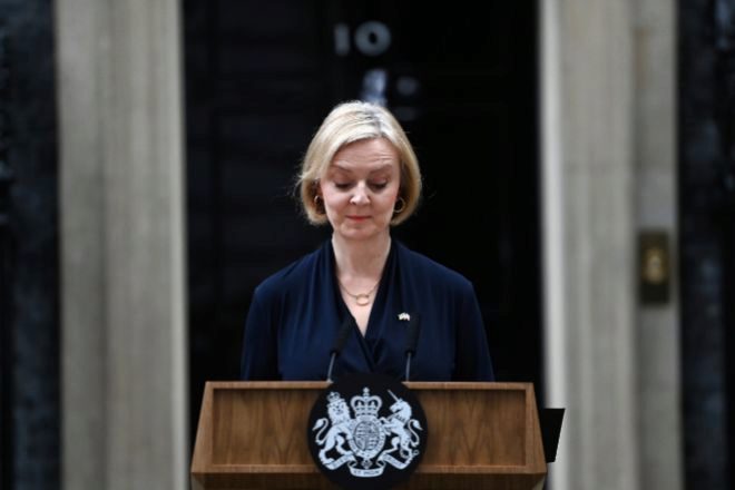 La todavía primera ministra británica, Liz Truss, tras anunciar su renuncia frente al número 10 de Downing Street.