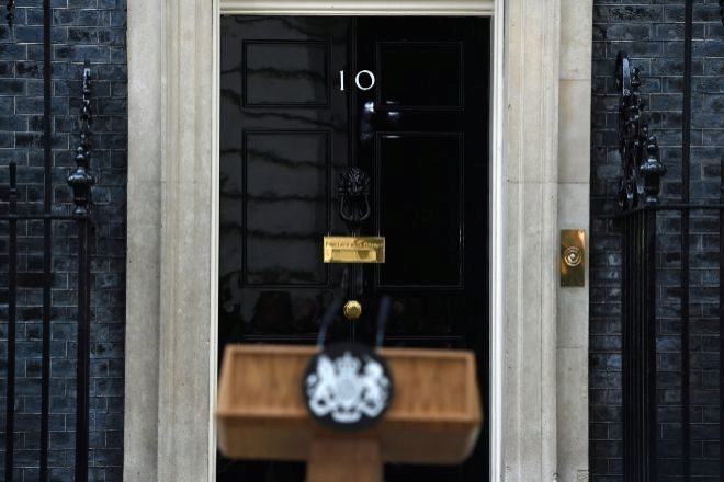 Atril vacío a las puertas del número 10 de Downing Street, desde el que Liz Truss anunció su renuncia como primera ministra de Reino Unido.