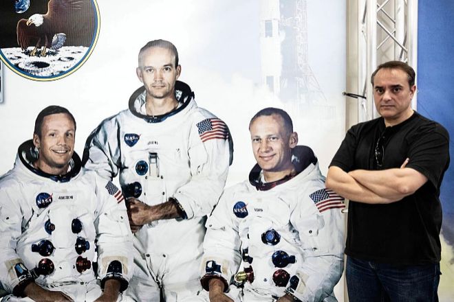 Eduardo Garca posa ante la imagen de los astronautas del Apolo XI.