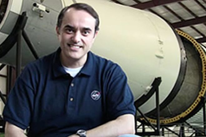 Eduardo Garca Llamas posa en las instalaciones de la NASA.
