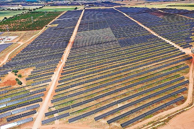 Imagen de uno de los campos de placas solares situados en Cuenca y que abastecerán al grupo.