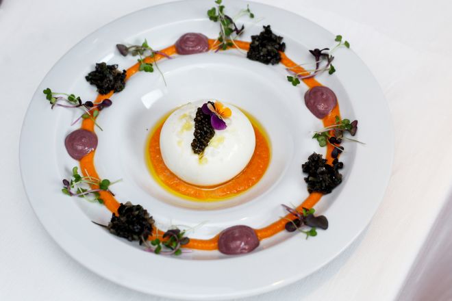 Ensalada de burrata con caviar, romescu y olivas negras