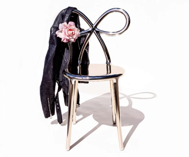 La silla Ribbon (2016), editada por Qeeboo, que juega con el significado del lazo (sorpresa, vestido, regalo) en plstico moldeado por inyeccin.