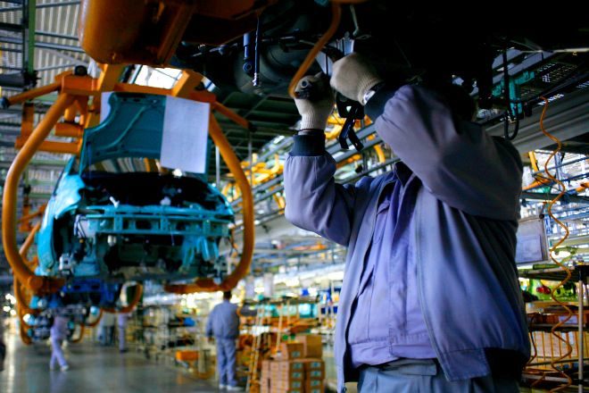 La industria española frena en seco con el sector hundido en toda Europa