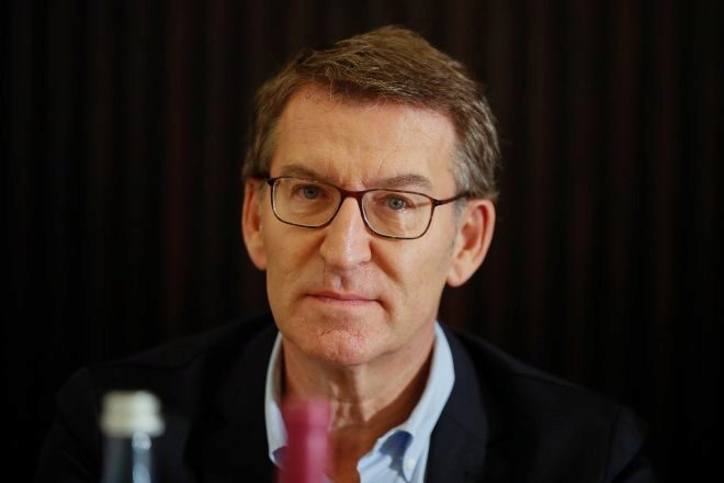 Feijóo pide recuperar la deducción por vivienda y que la banca ayude a rentas medias y bajas a pagar las hipotecas