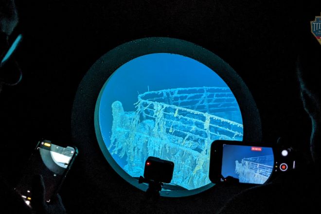 Visión de la proa del "Titanic" desde el interior del submarino.