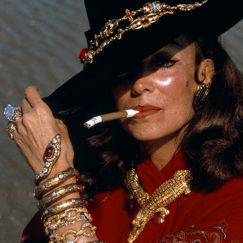 María Félix con su collar Cocodrilos que encargó en 1975. La joya...