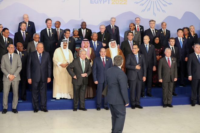 Foto de familia de los líderes mundiales asistentes a la COP27 que se celebra en Sharm El-sheikh, Egipto.