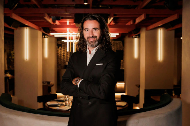 Albert Beniflah, CEO y fundador de Grupo Mosh, en su restaurante Nu Downtown, en el hotel Hard Rock de Marbella, que abrió sus puertas este 8 de agosto.