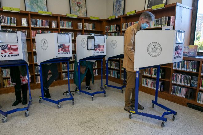 Varios votantes ejercen su derecho al voto en la Biblioteca Pública Central de Brooklyn (Nueva York).