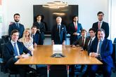 Un equipo con doce profesionales de la inversión | Sentados, de...