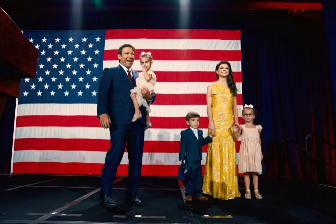Fotografía divulgada por Ron DeSantis en sus redes donde aparece junto a su esposa Casey y sus hijos mientras celebra la reelección como Gobernador de Florida tras ganar las elecciones la noche del martes 8 de noviembre en Tampa, Florida (EE. UU).
