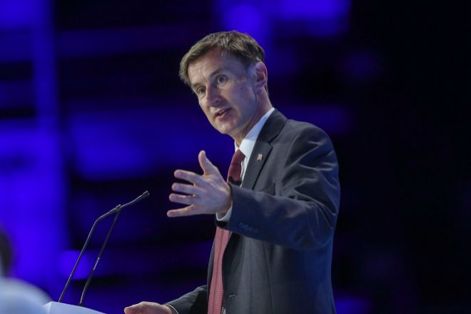 El ministro de Economía británico admite un aumento de los impuestos por la crisis