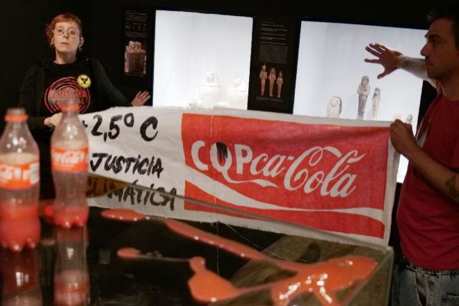 Dos activistas "bañan" con líquido una vitrina del Museo Egipcio de Barcelona