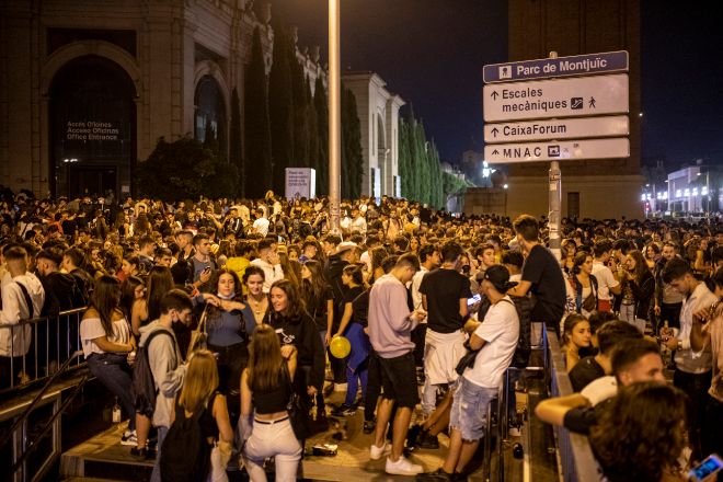 Grupos de personas se concentran en la va pblica durante el primer da de las fiestas de la Merc en Barcelona en una imagen de archivo del 24 de septiembre de 2021, todava con algunas restricciones en la hostelera por la pandemia,