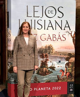 Luz Gabás, ganadora del premio Planeta 2022, junto a la portada de su...