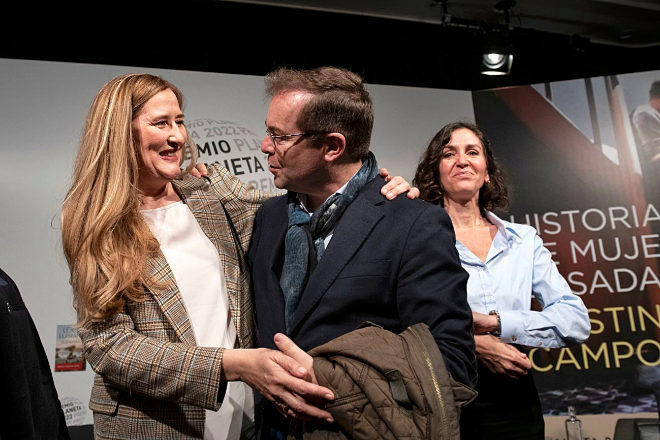 La ganadora del Preio Planeta 2022, Luz Gabás, es felicitada por Javier Sierra.