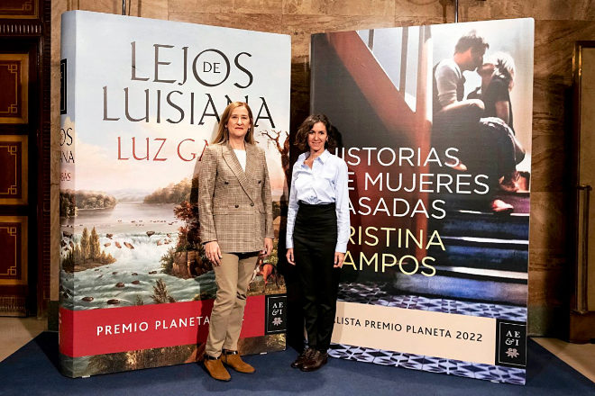 Luz Gabás junto a Cristina Campos, finalista con su novela "Historias de mujeres casadas". 