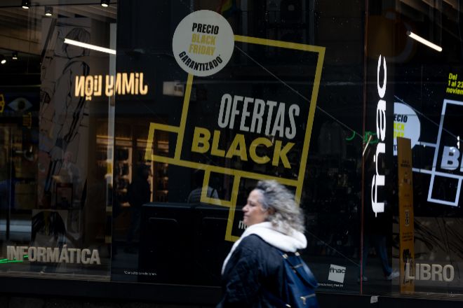 Una persona pasa por delante de una tienda que anuncia  el Black Friday el 14 de noviembre de 2022, en Madrid.