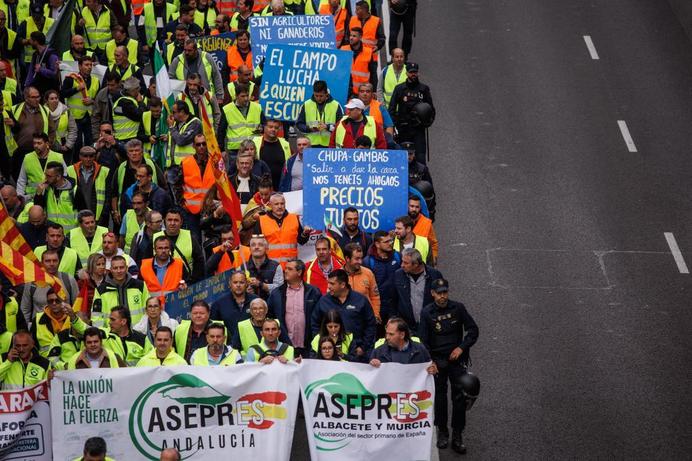 Los transportistas suspenden el paro indefinido un día después de convocarlo