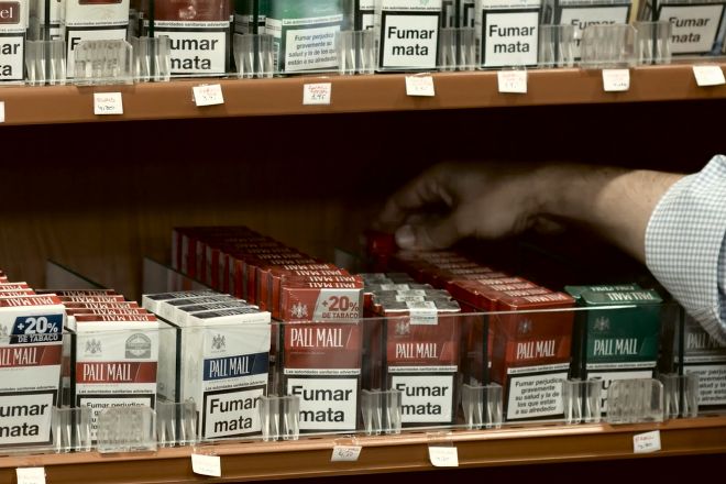 La compra de tabaco está gravada, además de por el IVA, por un impuesto especial para desincentivar su consumo y costear el gasto sanitario que supone.