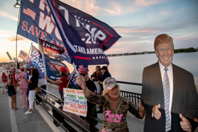 Seguidores de Trump esperan el anuncio en los alrededores de Mar-a-Lago en Pal Beach (Florida).