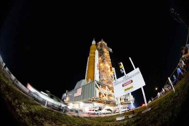 Fotografía cedida por la NASA del cohete del Sistema de Lanzamiento Espacial (SLS) con la nave espacial Orion a bordo instalado encima de un lanzador móvil en la plataforma de lanzamiento 39B del Centro Espacial Kennedy de la NASA.