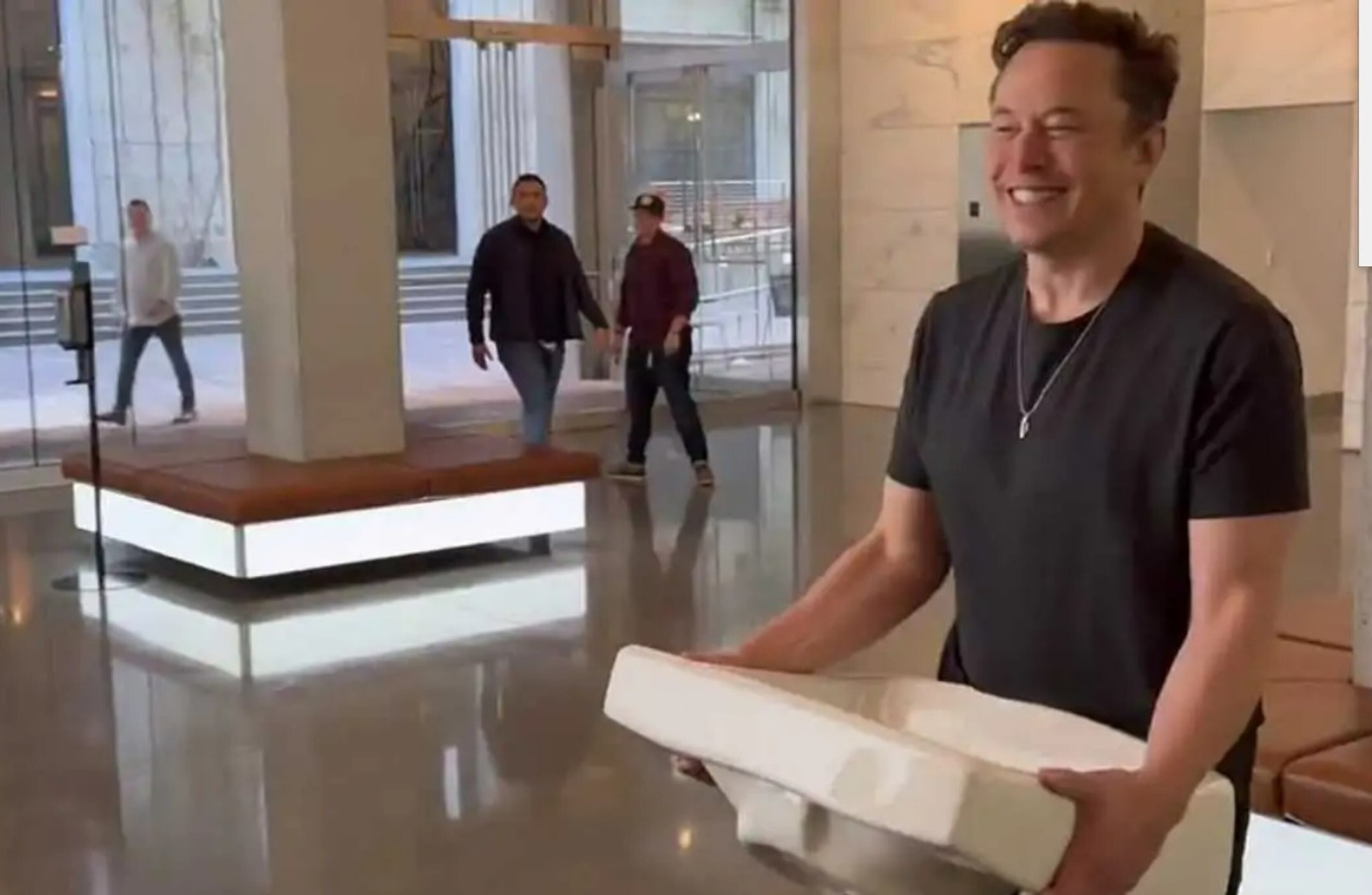 Elon Musk llegó a la sede de Twitter portando un lavabo.