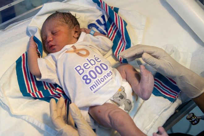Damián, el bebé nacido el 15 de noviembre en la maternidad de la Altagracia, en Santo Domingo (República Dominicana). Simbólicamente, representa el primero en nacer en el país como su aporte al conteo mundial de 8.000 millones de personas.