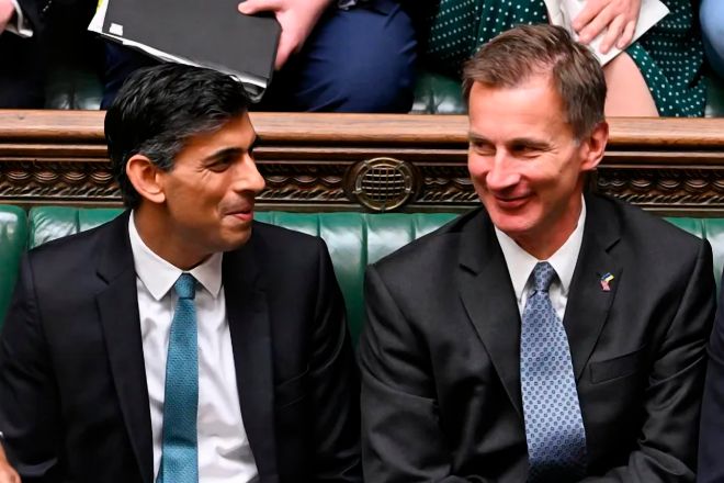 El 'premier' británico, Rishi Sunak, que tomó posesión a finales de octubre, y el ministro de Economía, Jeremy Hunt, en el Parlamento