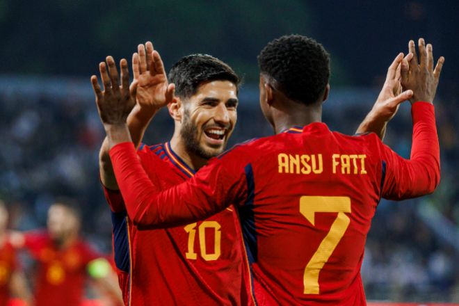Los jugadores Ansu Fati (derecha) y Marco Asensio celebran el primer gol del partido que la selección española disputó ayer ante Jordania en Amán (Jordania).