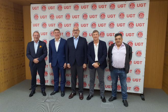Jean Francçois Fallacher, CEO de Orange en España; Colman Deegan,CEO de Vodafone en España y Emilio Gayo, presidente de Telefónica España, junto con los responsables del sector de telecomunicaciones de UGT.