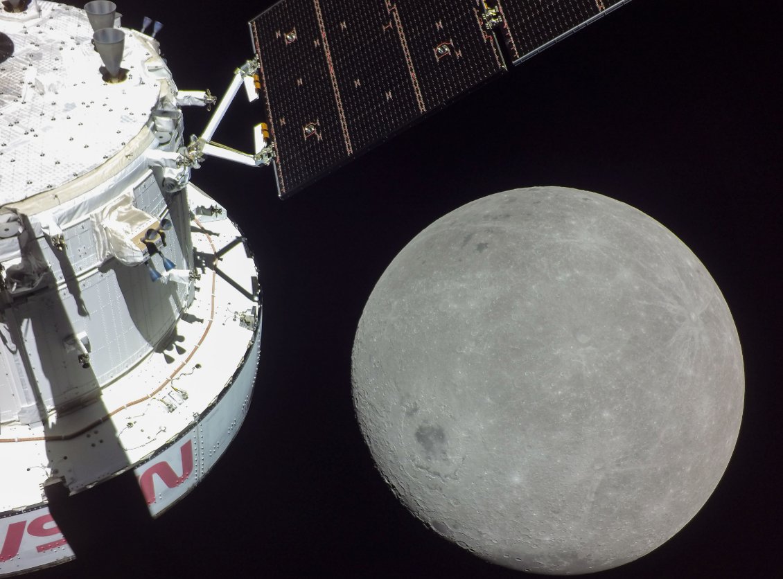 Artemis I es una misión orbital lunar sin tripulación, el primer vuelo espacial del programa Artemis de la NASA. En esta imagen histórica la nave espacial Oroón se aproxima este lunes 21 de noviembre a la superficie de la Luna, a 80 millas de la superficie lunar, el acercamiento más cercano de la misión antes de pasar a una órbita retrógrada distante alrededor de la Luna.